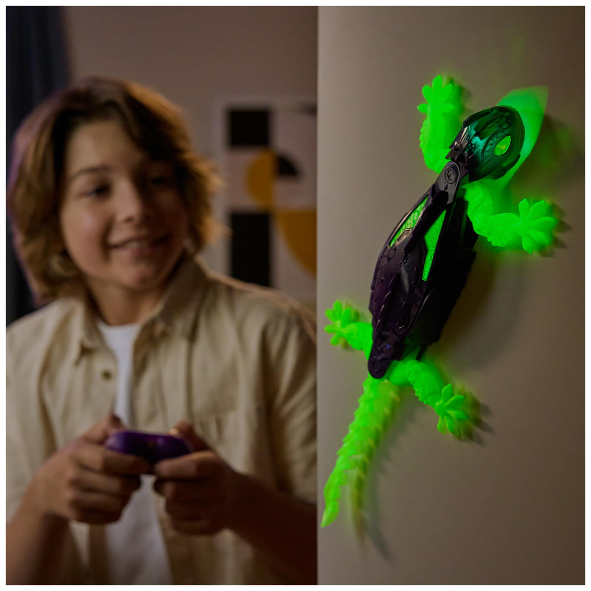 Hex Bots Glow In The Dark Gecko Wall Crawler req 2 x AAA batteries