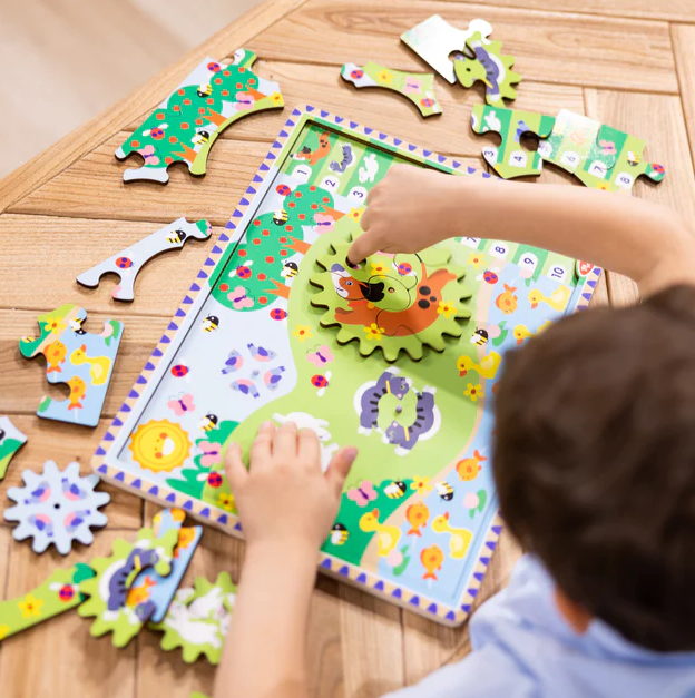 M&amp;D31004 Wooden Gear Puzzle Animal Chase 24pc